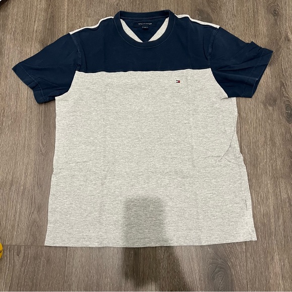 Tommy Hilfiger T-shirt - Picture 1 of 3